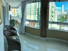 Apartamento no centro de Balneário Camboriú com ampla sacada, mobiliado e decorado...