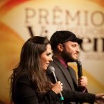 Os humoristas da MTV Tatá Werneck e Paulinho Serra apresentaram o Prêmio VT 2012/2013