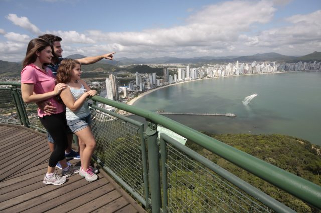 Vista de Balneário Camboriú do mirante no parque unipraias