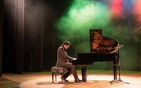 Pianista Alberto Montiel durante apresentação ao piano