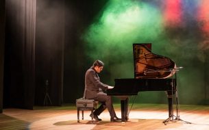 Pianista Alberto Montiel durante apresentação ao piano