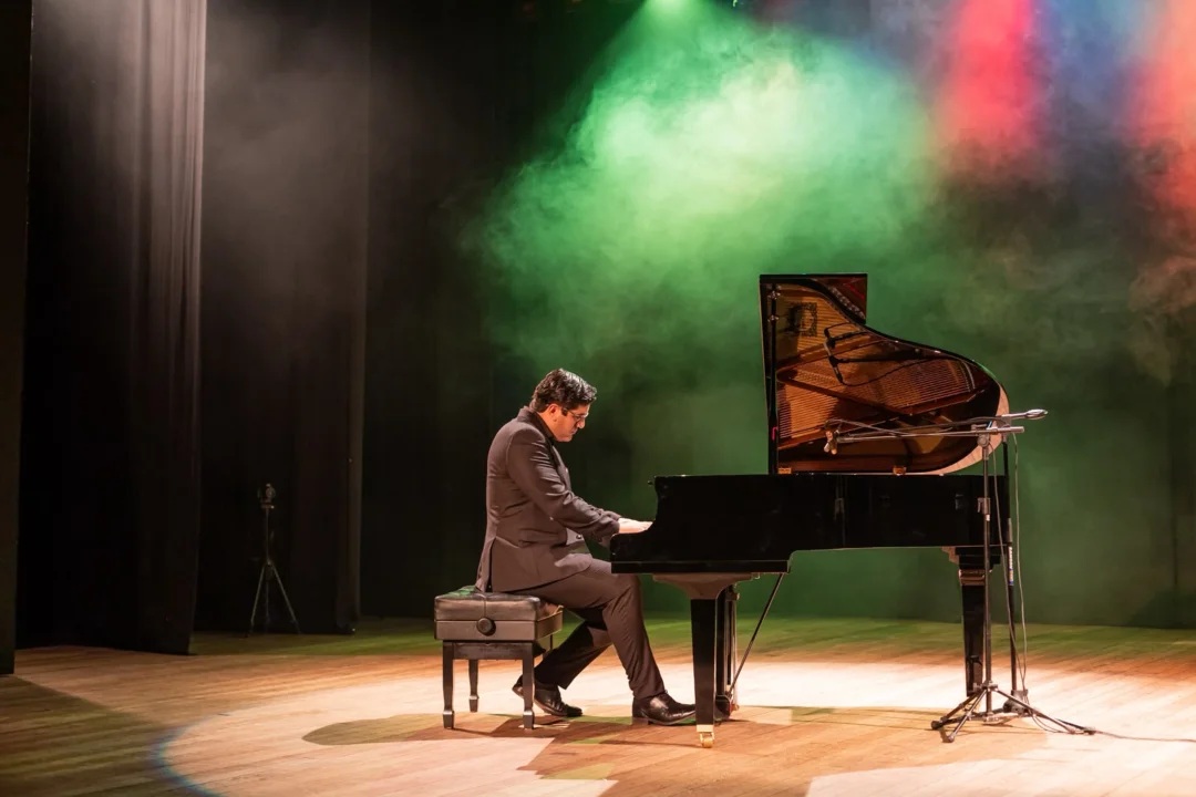 Pianista Alberto Montiel durante apresentação ao piano