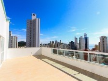 Cobertura de 4 Suítes e 4 garagens Centro de Balneário Camboriú.