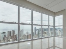 Apartamento de 3 Suítes no centro de Balneário Camboriu com vista mar espetacular 