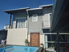 Casa de 2 pisos com piscina em Itajaí 