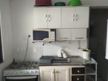 Aluguel Hospedagem Bal Cambori&uacute; Praia Central Casa de 2 quartos 2 garagem acomoda at&eacute; 10 pessoas ferias Reveilon Virada com churrasqueira Mobiliada simples 